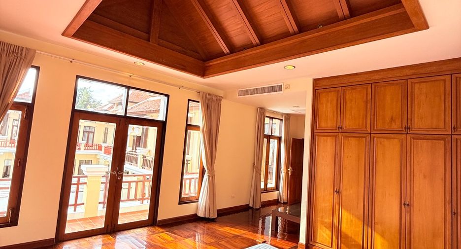 For sale 4 bedrooms villa in Sattahip, Chonburi