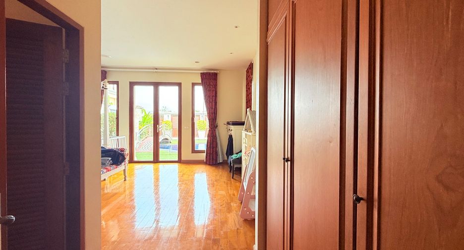 For sale 4 bedrooms villa in Sattahip, Chonburi