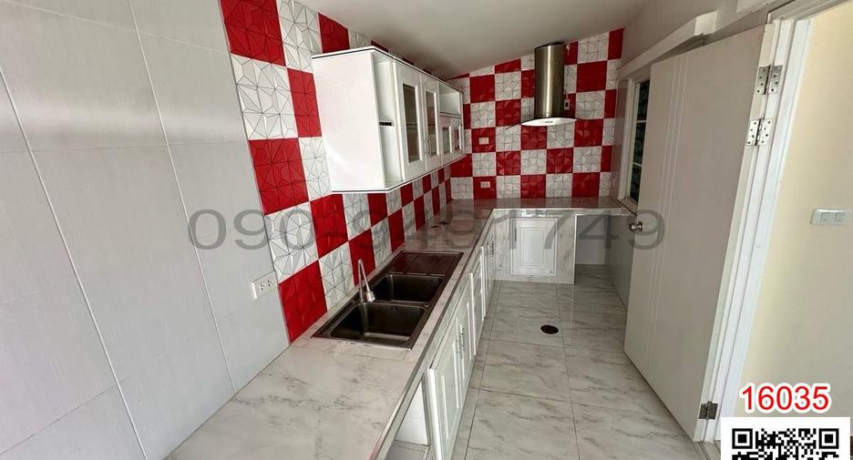 For rent 4 bedrooms townhouse in Bueng Kum, Bangkok