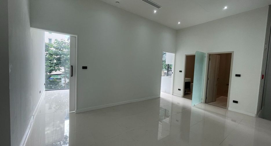 For rent retail Space in Khlong Toei, Bangkok