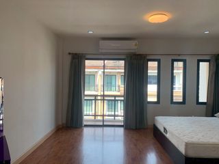 Casa adosada en alquiler de 3 habitaciones en Suan Luang, Bangkok