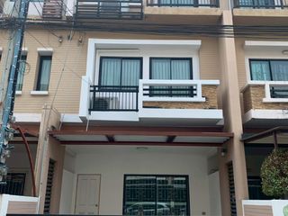 Casa adosada en alquiler de 3 habitaciones en Suan Luang, Bangkok
