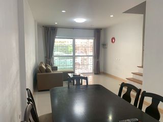 Casa adosada en alquiler de 3 habitaciones en Suan Luang, Bangkok