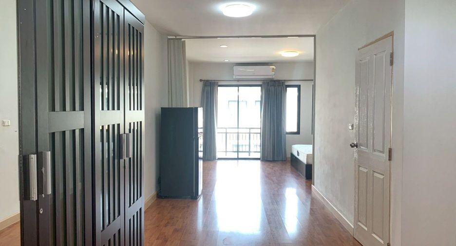 Casa adosada en alquiler de 3 habitaciones en Suan Luang, Bangkok