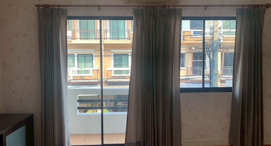 Casa adosada en alquiler de 3 habitaciones en Suan Luang, Bangkok