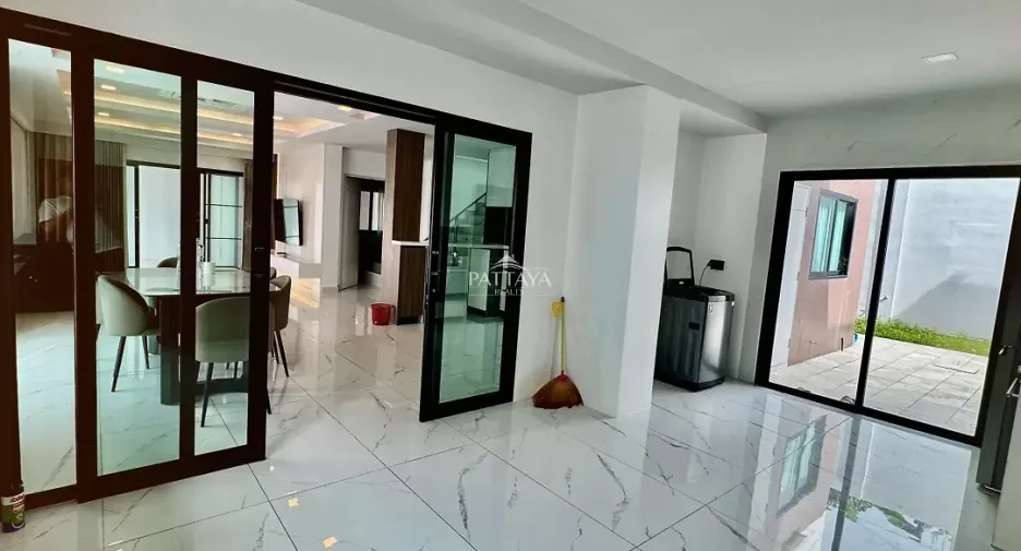 À louer 6 chambres maison à Bang Lamung, Chonburi