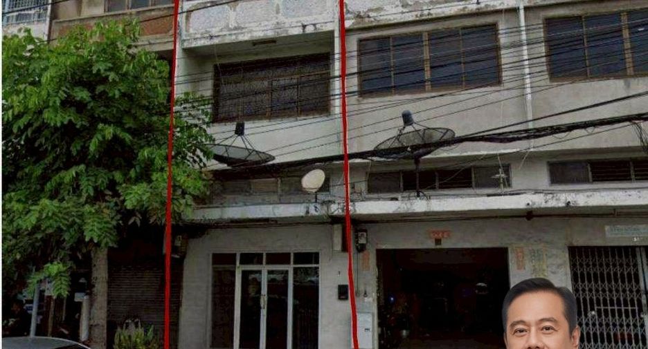 For rent 4 bedrooms townhouse in Yan Nawa, Bangkok