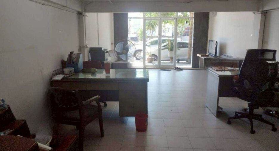 For rent 4 bedrooms townhouse in Yan Nawa, Bangkok