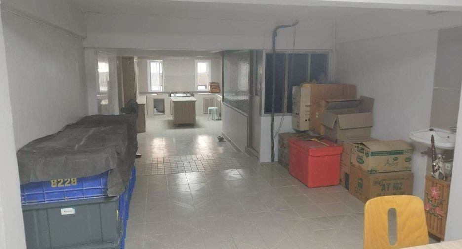 For rent 4 bedrooms townhouse in Yan Nawa, Bangkok