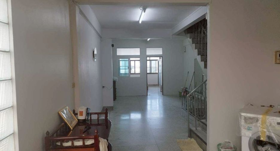 For rent 4 bedrooms townhouse in Yan Nawa, Bangkok