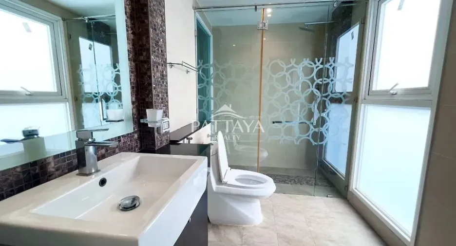 For sale 2 ベッドルーム condo in Bang Lamung, Chonburi