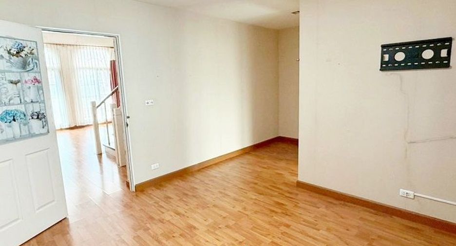 For sale 3 bedrooms townhouse in Bang Kapi, Bangkok
