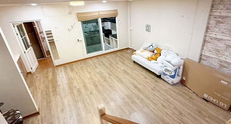 For sale 3 bedrooms townhouse in Bang Kapi, Bangkok