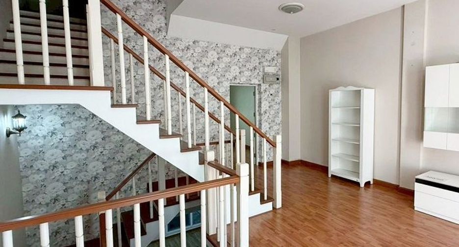 For sale 3 bedrooms townhouse in Bang Kapi, Bangkok