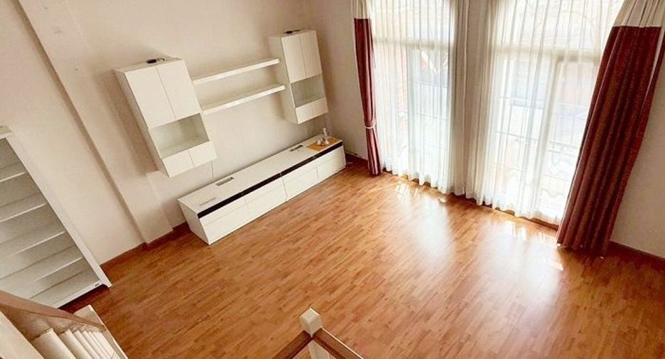 For sale 3 bedrooms townhouse in Bang Kapi, Bangkok