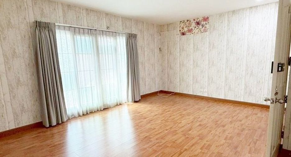 For sale 3 bedrooms townhouse in Bang Kapi, Bangkok