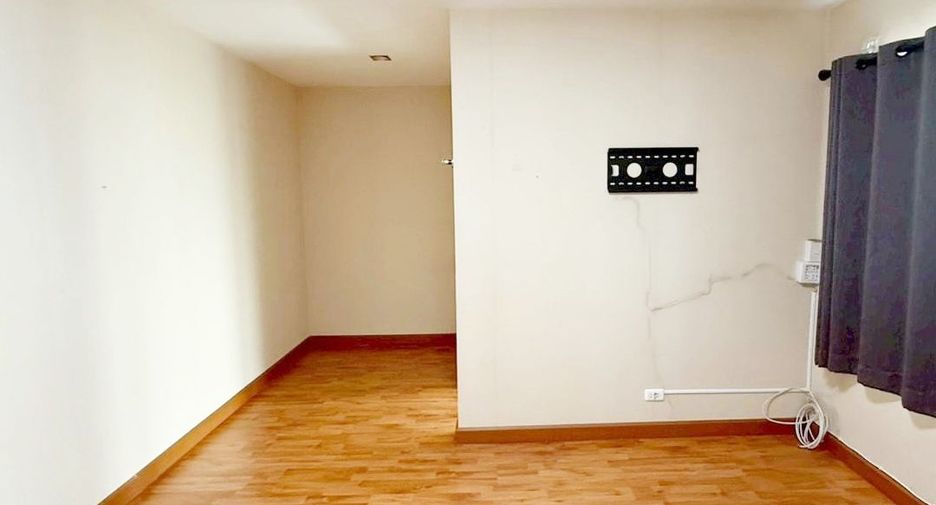 For sale 3 bedrooms townhouse in Bang Kapi, Bangkok
