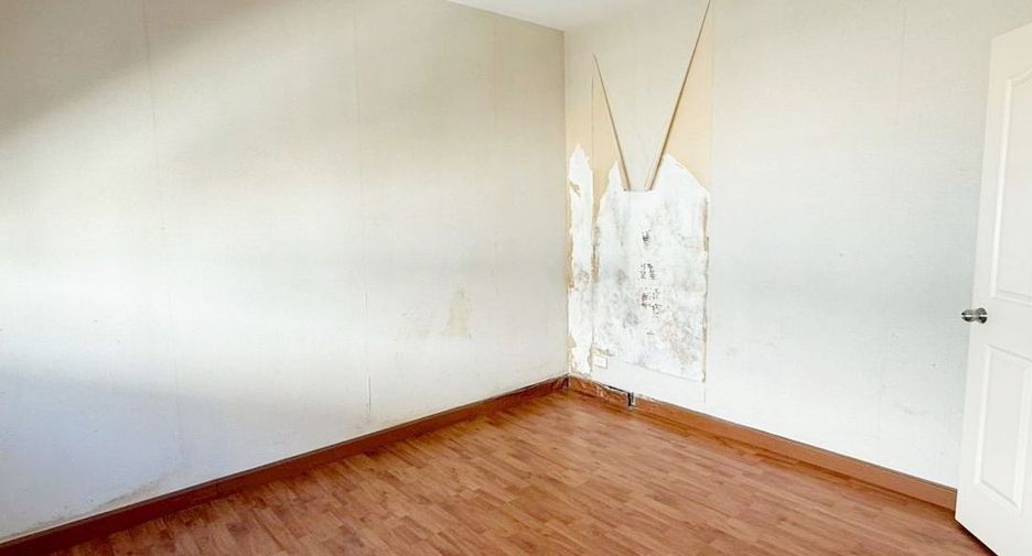 For sale 3 bedrooms townhouse in Bang Kapi, Bangkok