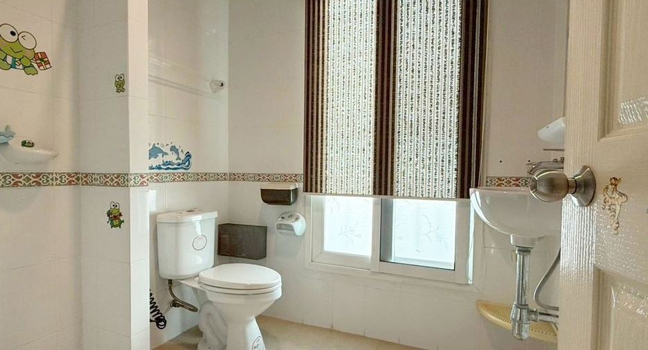 For sale 3 bedrooms townhouse in Bang Kapi, Bangkok