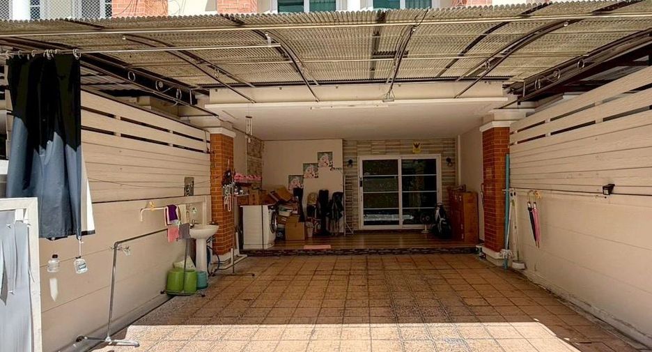 For sale 3 bedrooms townhouse in Bang Kapi, Bangkok