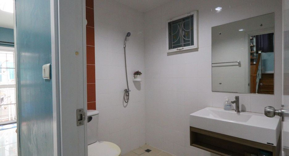 Casa en alquiler de 3 habitaciones en Mueang Pathum Thani, Pathum Thani