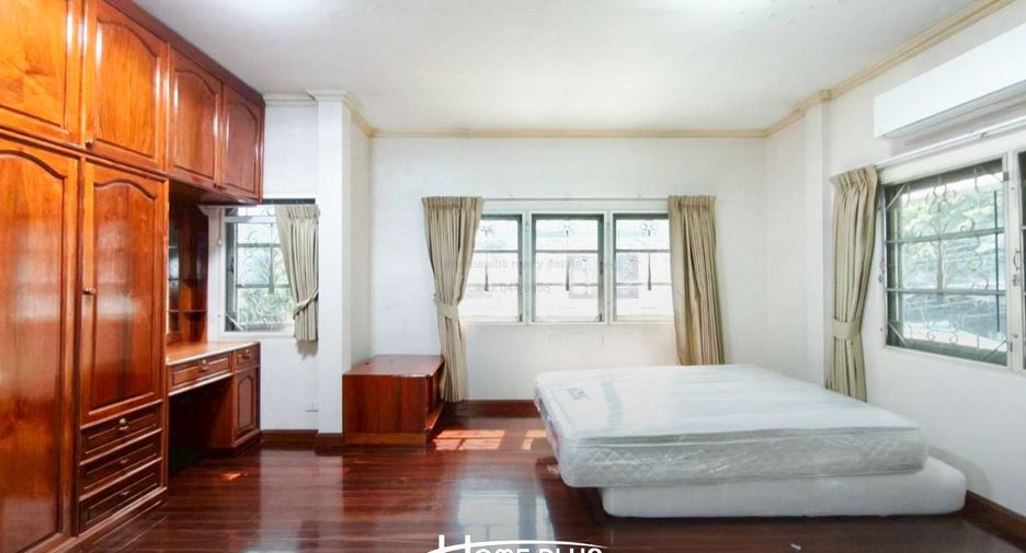 Haus zum Kauf mit 4 Zimmer in Taling Chan, Bangkok