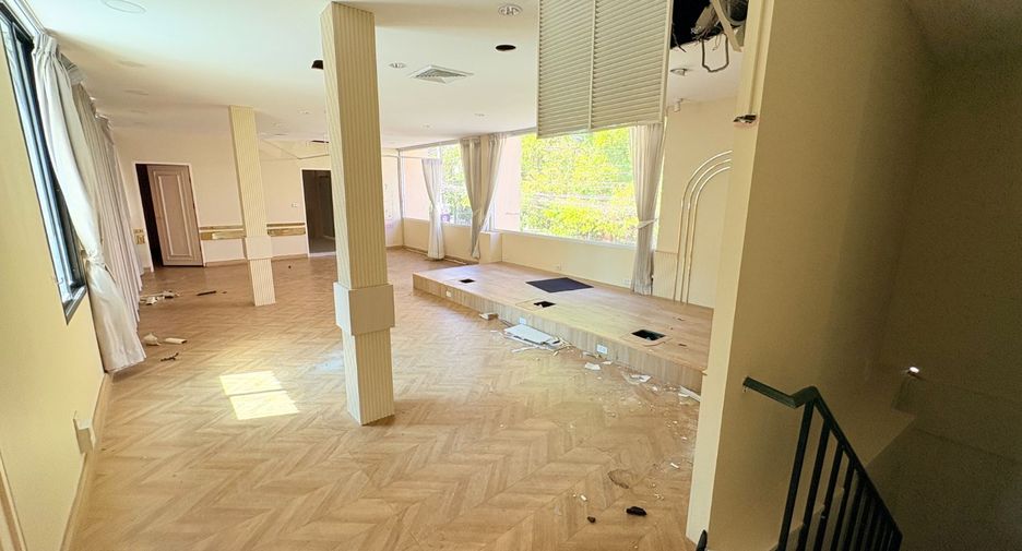 For rent retail Space in Watthana, Bangkok