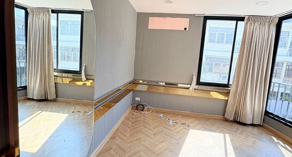 For rent retail Space in Watthana, Bangkok