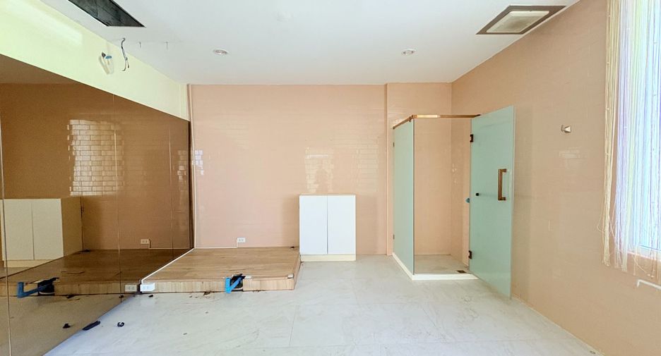 For rent retail Space in Watthana, Bangkok