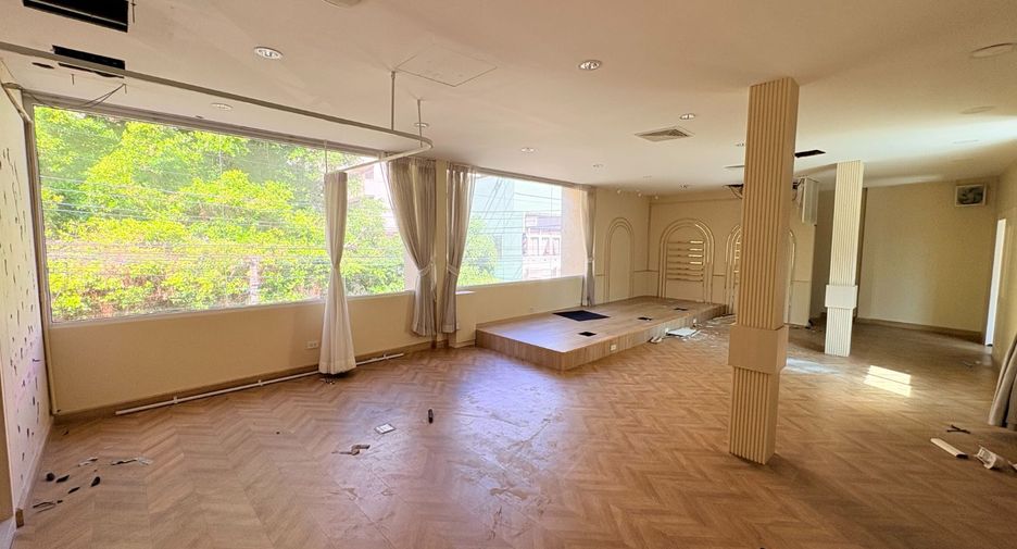 For rent retail Space in Watthana, Bangkok