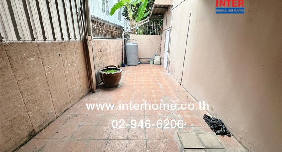 For sale 3 ベッドルーム townhouse in Saphan Sung, Bangkok