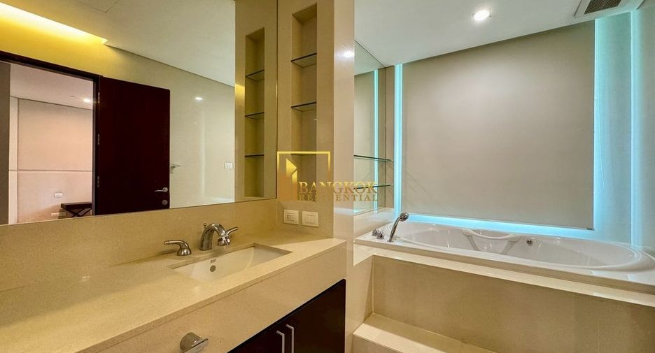 For rent 3 bedrooms condo in Pathum Wan, Bangkok
