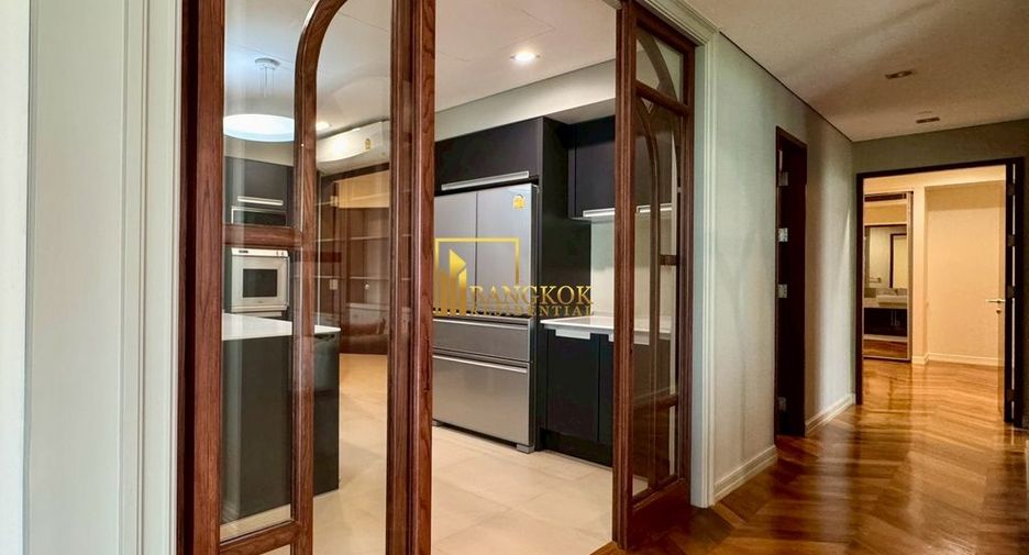 For rent 3 bedrooms condo in Pathum Wan, Bangkok