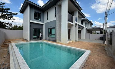 Casa en alquiler de 4 habitaciones en Bang Lamung, Chonburi