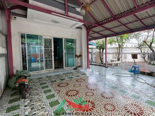 Casa adosada en venta de 2 habitaciones en Krathum Baen, Samut Sakhon