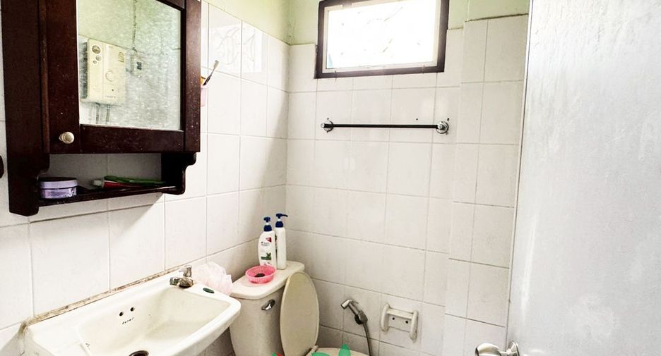 Reihenhaus zum Kauf mit 2 Zimmer in Krathum Baen, Samut Sakhon