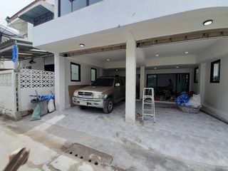 For sale 3 bedrooms townhouse in Watthana, Bangkok