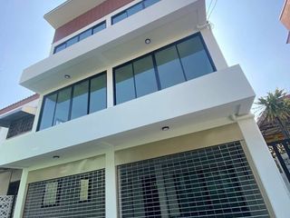 For sale 3 bedrooms townhouse in Watthana, Bangkok