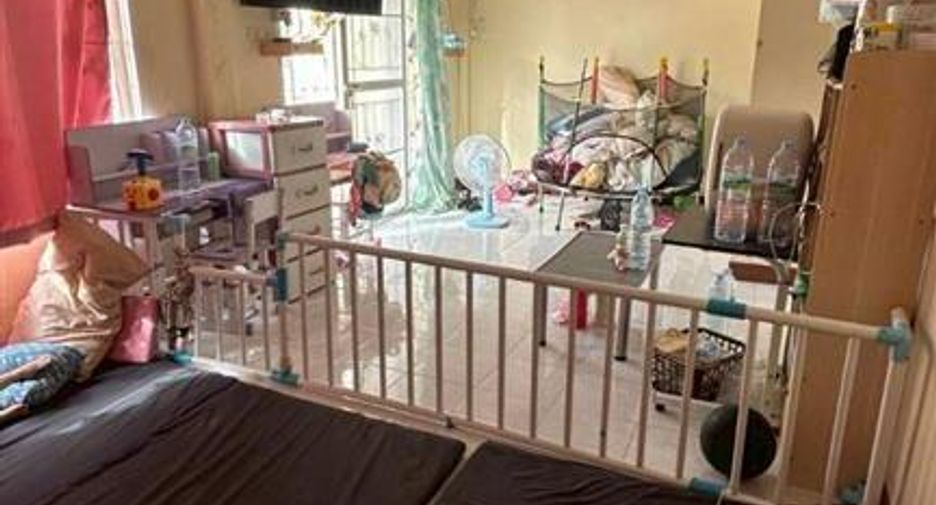 Casa adosada en venta de 3 habitaciones en Lam Luk Ka, Pathum Thani