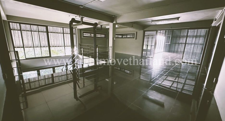 For rent 4 bedrooms retail Space in Chatuchak, Bangkok