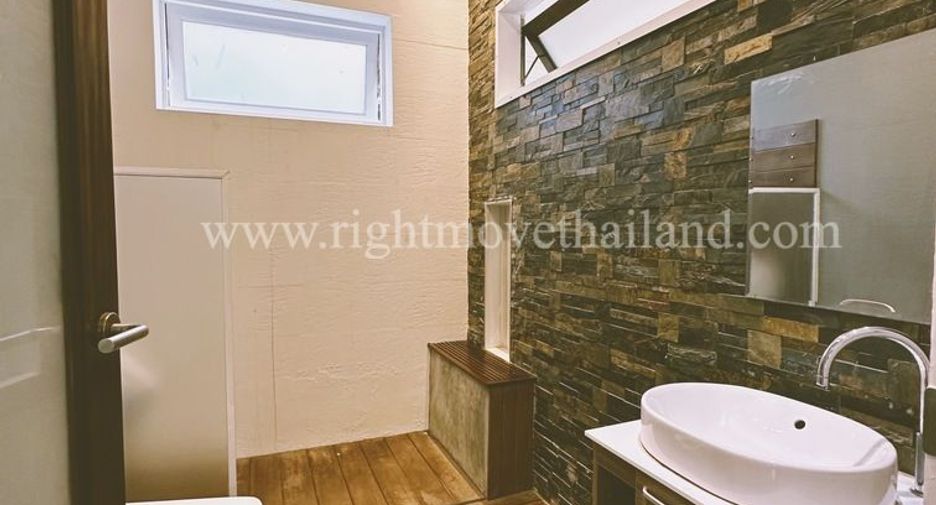 For rent 4 bedrooms retail Space in Chatuchak, Bangkok