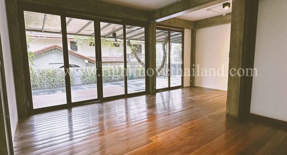 For rent 4 bedrooms retail Space in Chatuchak, Bangkok