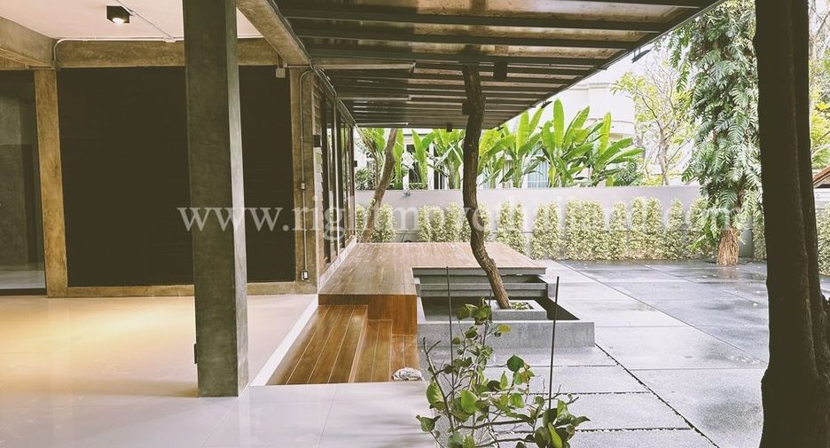 For rent 4 bedrooms retail Space in Chatuchak, Bangkok