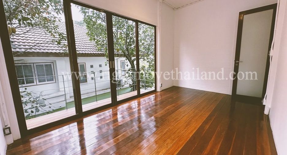 For rent 4 bedrooms retail Space in Chatuchak, Bangkok