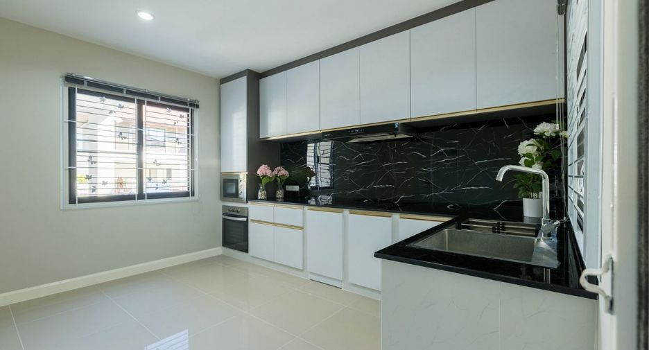 For sale 4 bedrooms house in Saraphi, Chiang Mai