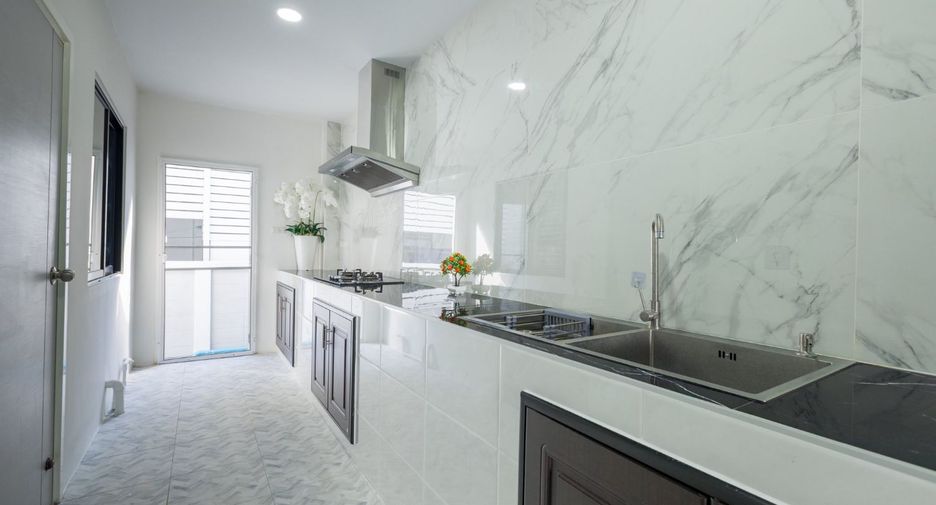 For sale 4 bedrooms house in Saraphi, Chiang Mai