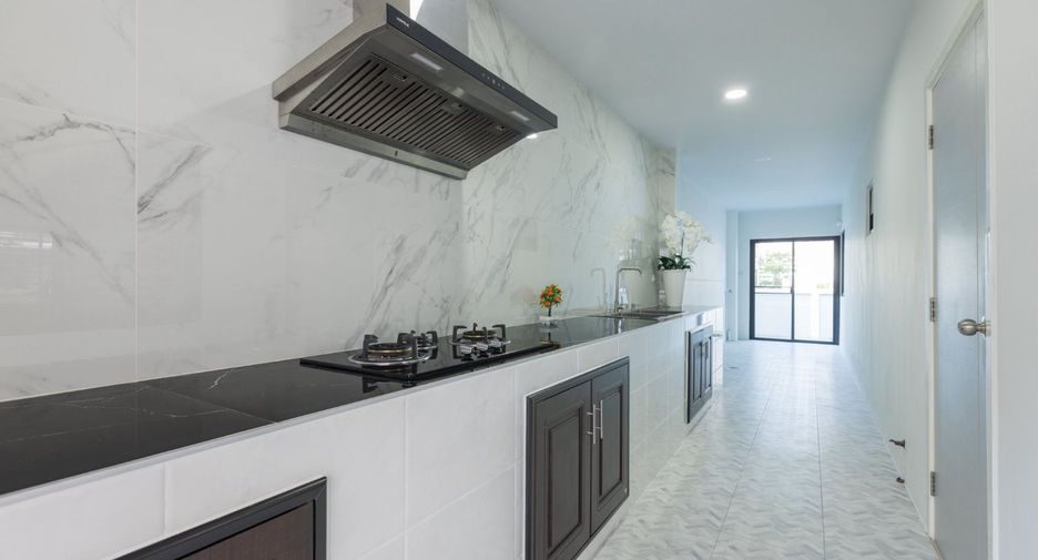 For sale 4 bedrooms house in Saraphi, Chiang Mai