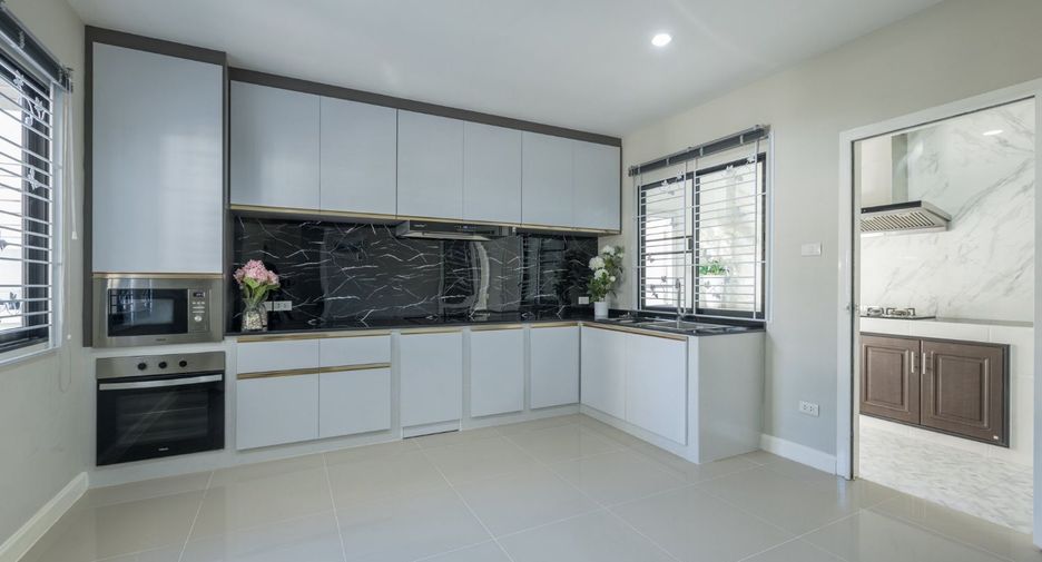 For sale 4 bedrooms house in Saraphi, Chiang Mai