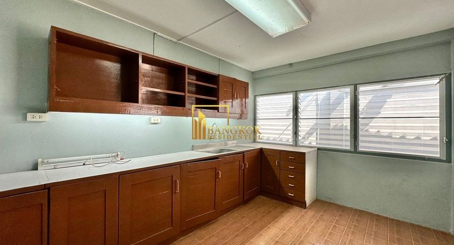 Haus zur Miete mit 3 Zimmer in Watthana, Bangkok