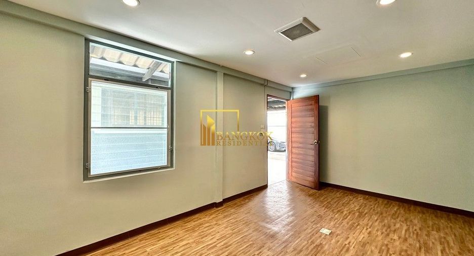 Haus zur Miete mit 3 Zimmer in Watthana, Bangkok
